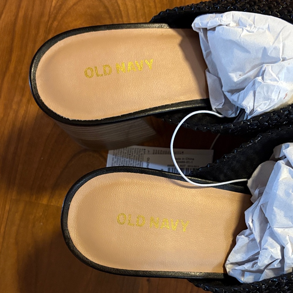 Old Navy Black Sandals - Picture 5 of 8